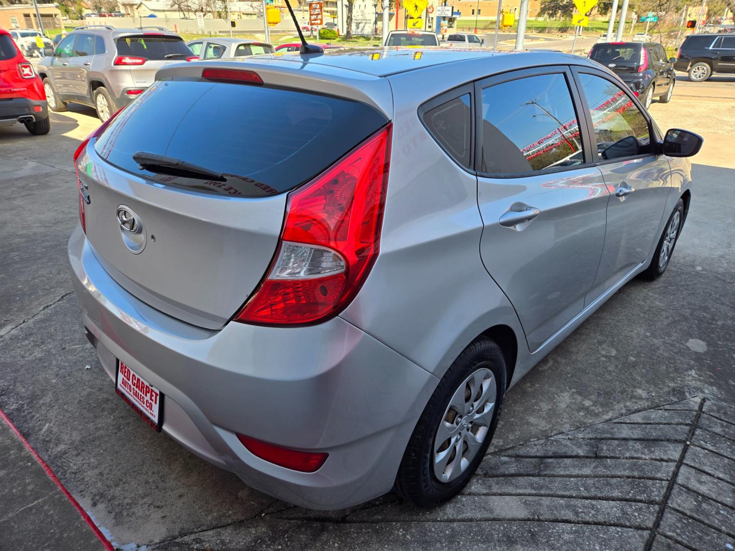 2015 SILVER Hyundai Accent GS 5-Door 6A (KMHCT5AE0FU) with an 1.6L L4 DOHC 16V engine, 6-Speed Automatic transmission, located at 503 West Court, Seguin, TX, 78155, (830) 379-3373, 29.568621, -97.969803 - Photo#2